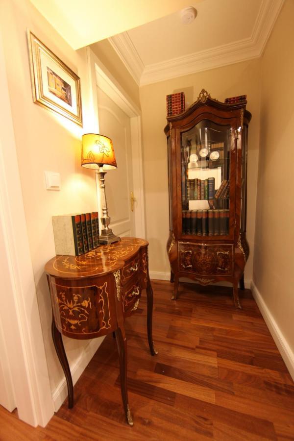 Golden Apartment *
