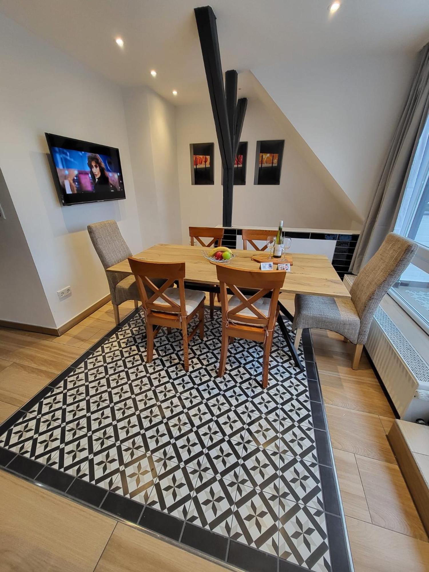 Golden Apartment *