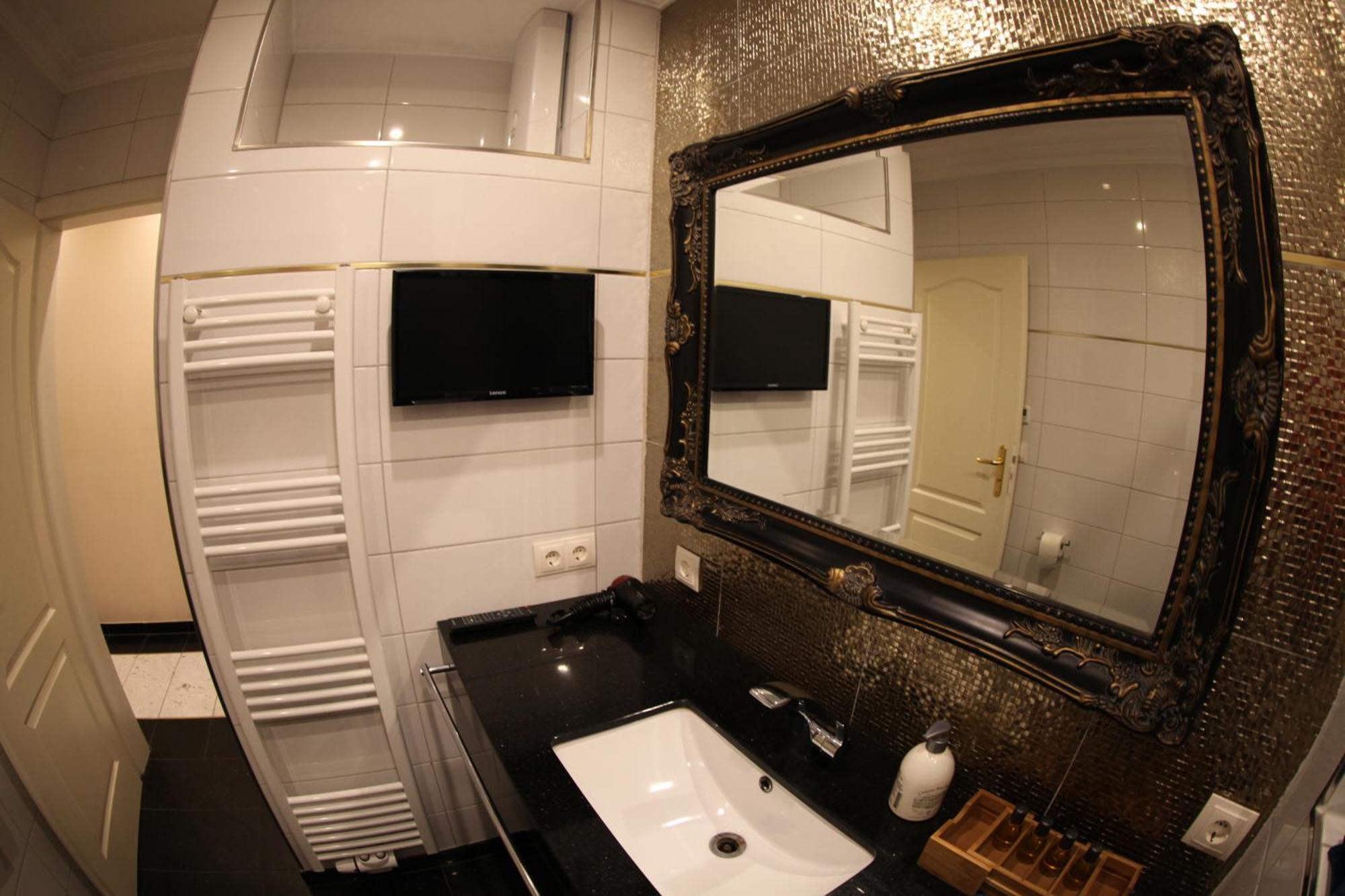Golden Apartment *